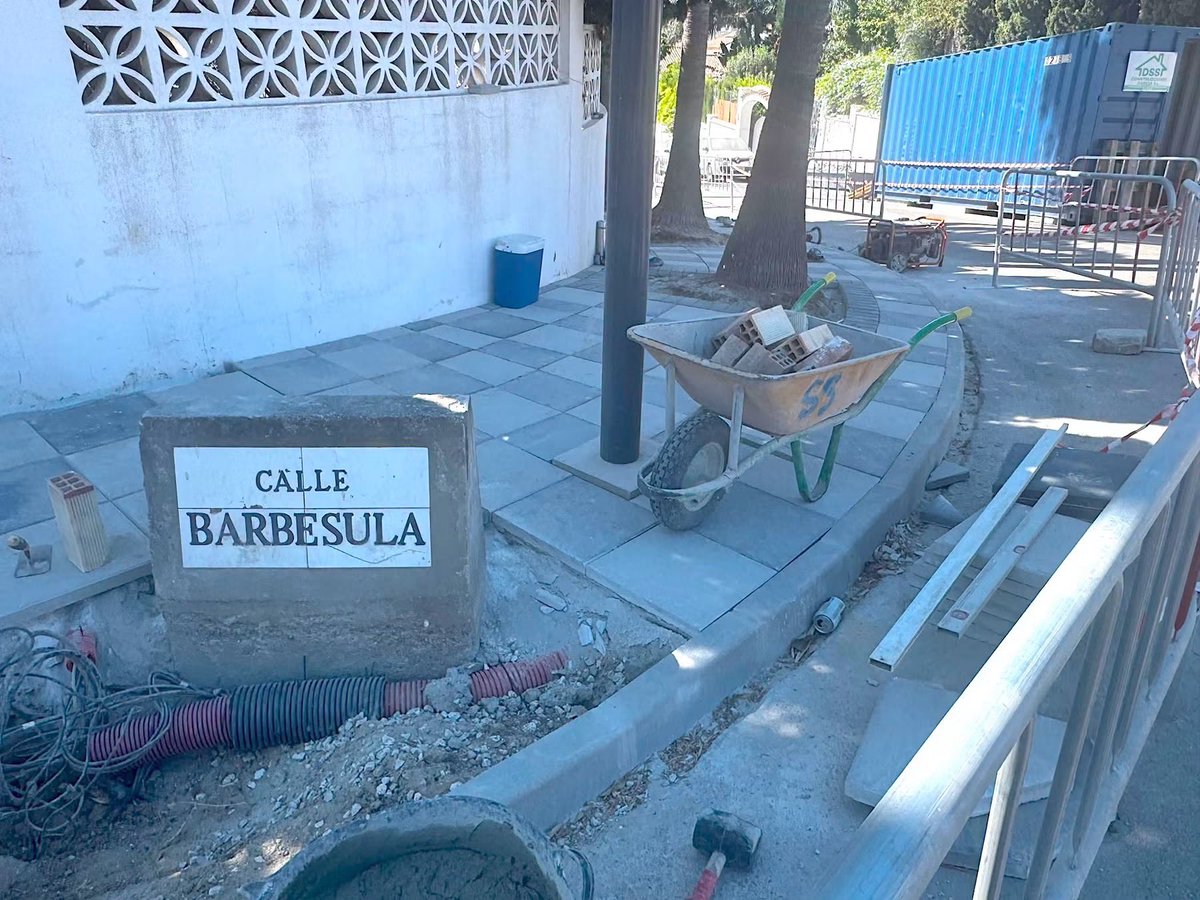 Ayto_SanRoque's tweet photo. ⚒Obras para mejorar la seguridad en el acceso al IES Sierra Almenara🔴
El Ayuntamiento de San Roque está acometiendo una serie de obras en la calle Belmonte de Pueblo Nuevo de Guadiaro, para velar por la seguridad de los estudiantes que acuden diariamente al IES Sierra Almenara. La teniente de alcalde de Obras y Servicios, Belén Jiménez, ha visitado los trabajos, que incluyen la creación de acerado y un paso de peatones, aprovechando los meses estivales, antes del inicio del próximo curso escolar.
https://t.co/IlFIjuzmMJ
#SanRoqueObrasYServicios
#CanalSanRoqueMultimediaRTVM
CANAL SAN ROQUE & MULTIMEDIA RTVM
MÁS VÍDEOS Y NOTICIAS EN:
https://t.co/QiLc9OWq7e
https://t.co/SJwJ1wANBu