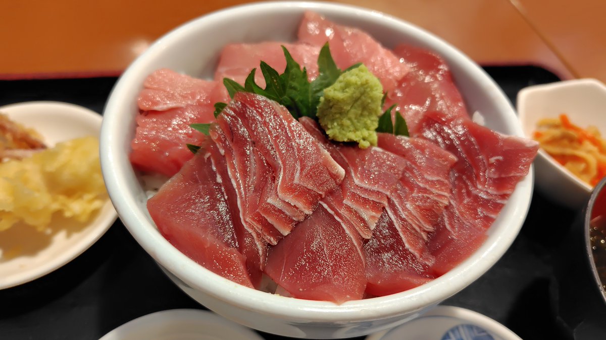 pisanggoreng085's tweet photo. みなとのマルシェ ピアBandai で
遅めのランチ＆お買い物🐟️
マグロの二色丼も美味しかったし、
鮮魚センターや産直市場で桃や塩辛、お惣菜も購入
おうちごはんの楽しみが増えます🎵
#日帰り新潟 #ピア万代 https://t.co/U6xo5aIkOW