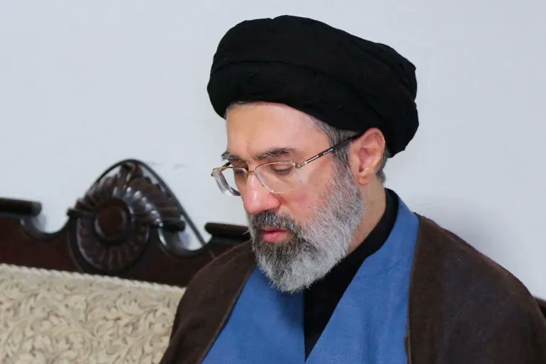 GamalSultan1's tweet photo. يبدو أن لعبة أحمد وحيدي، قائد الحرس الثوري، اقتربت من النهاية، تسريبات إيرانية تتحدث عن أن المرشد الجديد في وضع حرج للغاية وقد يعلن وفاته في أي لحظة !!.
الحقيقة أن المرشد ميت منذ 5 أشهر، ووحيدي يغتصب سلطته ويدعي أنه يتواصل معه، لكن ضغط بازشكيان ومعسكره ضيقوا الخناق على اللعبة https://t.co/hAfL2DfSjT