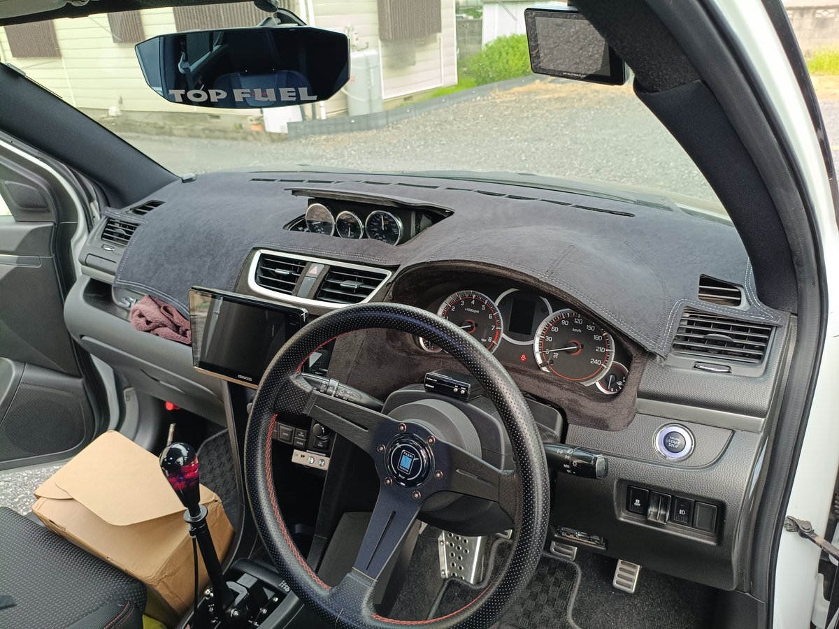 akrspl_evo7's tweet photo. ダッシュボードマットを車に取り付け
運転席前にオートライトセンサーがあって、そのままでは隠れてしまうんでその部分だけハサミでカット
きっちり前まで隠れないものの、まぁこんなものなのかなってことで https://t.co/sbnjDMGCkX