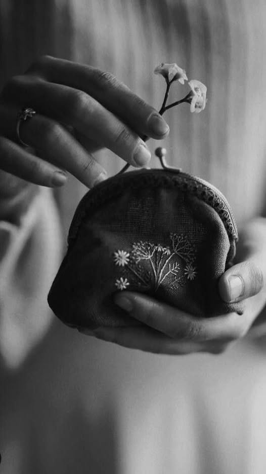 literlandweb1's tweet photo. «Hay dos clases de piedad. Una, débil y sentimental, que en realidad sólo es impaciencia del corazón para liberarse lo antes posible de la penosa emoción ante una desgracia ajena, es una compasión que no es exactamente compasión, sino una defensa instintiva del alma frente al dolor ajeno.
Y la otra, la única que cuenta, es la compasión desprovista de lo sentimental, pero creativa, que sabe lo que quiere y está dispuesta a aguantar con paciencia y resignación basta sus últimas fuerzas e incluso más allá.»
"La impaciencia del corazón", Stephan Zweig