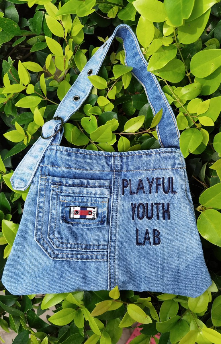 durova1704's tweet photo. [Turn old denim jeans into a stylish tote bag in 10 mins! No sewing skills needed, just scissors u0026 glue  #DIYUpcycle]， https://t.co/jFvQtMNhrY