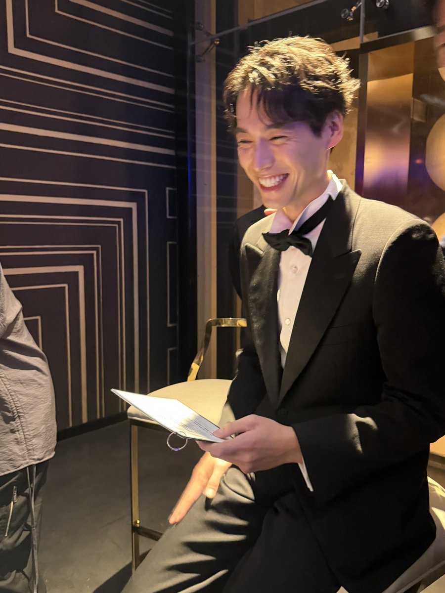fukushi_staff's tweet photo. ①青龍シリーズアワード登壇直前📸
②カフェでベートーヴェンと(？)🎼
③推しと遭遇！🐾
#韓国シリーズ 
#福士蒼汰 https://t.co/r0jPsvjS7U