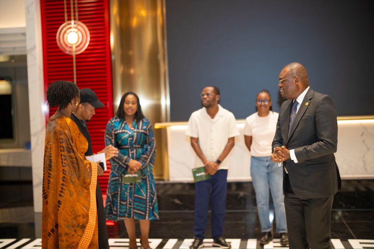 Sharufa_'s tweet photo. En attendant la publication des vidéos de notre échange avec le Dr Jean Kaseya @Dr_JeanKaseya , Directeur général de l'Africa CDC @AfricaCDC , j'aimerais souligner un aspect que j'ai particulièrement apprécié dans son approche : son pragmatisme.

En substance, il nous a rappelé que la bataille contre la souche  #Bundibugyo ne se gagne pas dans les salles de réunion de Kinshasa, d'Addis-Abeba ou de Genève. Elle se gagne sur le terrain, dans les villages touchés, aux côtés des chefs coutumiers, des mamans, des relais communautaires et des infirmiers qui connaissent chaque famille par son nom.

C'est une vision qui remet la communauté à sa juste place : elle n'est pas un problème à gérer, mais la première solution à écouter, à accompagner et à équiper. J’ai confiance. 
#EbolaRDC #AvecSharufa
