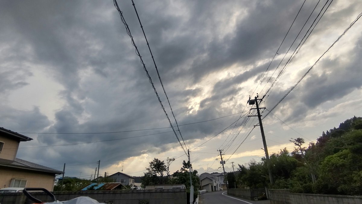 awashimas's tweet photo. こんばんは、今日の散歩時の空模様、雨が降りそうで早めに切り上げました。それにしても暑い日が続きます。 https://t.co/MUHmsr2Jbz