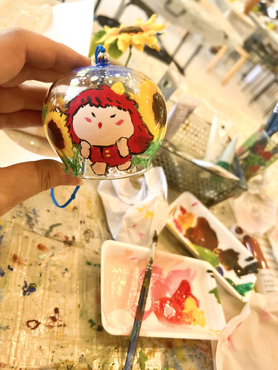 7Y1208's tweet photo. 広島県にある世羅高原農場のひまわり畑🌻

ここでオリジナルの風鈴を作れるということで、かーちゃんのやぶれた絵本のプン子ちゃん風鈴をつくってみました〜🎐
風鈴は裏から塗るとツヤが残っていいそうですが、ムズすぎです（笑） https://t.co/qUoR7QoQEN