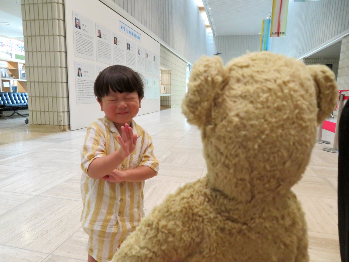 gifukenbi's tweet photo. 「ぬいぐるみお泊まり会」にチェックイン🧸

👦「来週まで、ばいば〜い🙌」

今週末から来週にかけて、こどもたちが大切にしているぬいぐるみが、持ち主に代わり、美術館にお泊まりします👀
作品を鑑賞したり、探検したり、さまざまな「出会い」を体験することでしょう🌈
記録写真の公開をお楽しみに📷 https://t.co/U55bVvSl6t