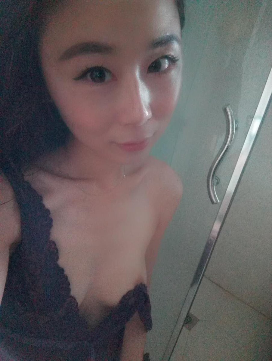 bluefrit_xxoo's tweet photo. 越玩越大胆，Grok露脸老照片修复，第二张是升级前的效果，第三张是升级到2.0的效果，同样的提示词，我觉得对于我来说，还不如不升级。 https://t.co/2VN81WJolM