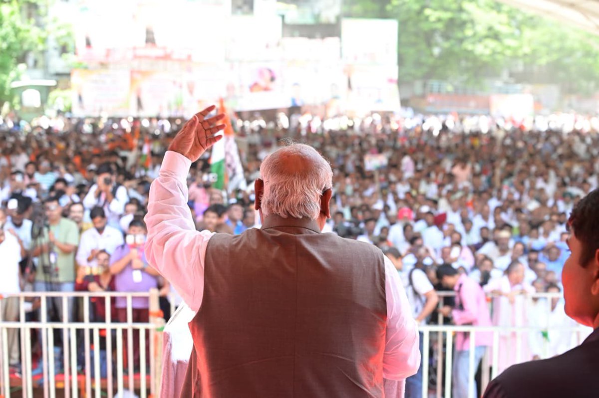 kharge's tweet photo. आज भारत का पूरा education और employment system तबाह हो चुका है। डिग्री तो मिल रही है, लेकिन हाथ में हुनर नहीं है। 

नई शिक्षा नीति 2020 ने 2025 तक 50% छात्रों को vocational education से जोड़ने का लक्ष्य रखा, जिसका 2% ही जमीन पर उतर सका है। सारी योजना हवा हवाई है।

दूसरी तरफ़ सरकार की आर्थिक नीतियों ने रोजगार पैदा करने वाले निवेश के बजाय कुछ चुनिंदा बड़े उद्योग समूहों को फायदा पहुँचाने का काम कर रही है।

भारत हर साल 50 लाख graduates तैयार करता है, लेकिन graduate स्तर की केवल 28 लाख नौकरियाँ पैदा होती हैं। यानी हर साल 22 लाख युवाओं के सपने शुरू होने से पहले ही टूट जाते हैं।

Uttarakhand Subordinate Service Selection Commission की भर्ती परीक्षाओं से लेकर कई अन्य भर्तियों तक, पेपर लीक उद्योग बन गया है। 

नौकरियाँ बिकती हैं। भर्ती माफिया फल-फूल रहा है। नौकरी उनको मिलती है जिनके पास पैसा और BJP में connections हैं।

साथियों, हमने पेपर लीक के खिलाफ जंतर-मंतर पर भूख हड़ताल पर बैठे नौजवानों का साथ दिया। 

पिछले कई दिनों से संसद के भीतर भी हम उनके साथ हुई बर्बरता के खिलाफ आवाज़ उठा रहे हैं। 

अमित शाह के आदेश पर बच्चों पर pellet guns चलाए गए, water cannon चलाए गए, tear gas छोड़ी गई, बिजली का करंट छोड़कर barricades लगाए गए, कील लगी लाठियों से lathi charge किया गया और कुछ जगहों पर करंट वाली लाठियों तक का इस्तेमाल किया गया। 

संसद में हम लगातार इस बारे में 15 दिन से हम लोग सवाल पूछ रहे हैं लेकिन न प्रधानमंत्री जवाब दे रहे हैं, न गृह मंत्री। सरकार संसद में जवाब देने से बच रही है। क्योंकि चोर की दाढी में तिनका है। क्या यही लोकतंत्र है? क्या जनता के सवालों का जवाब देना सरकार की जिम्मेदारी नहीं है?

📍हल्द्वानी, उत्तराखण्ड