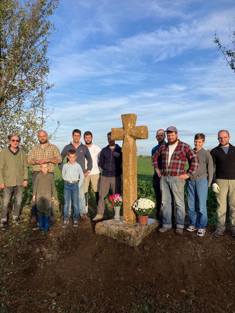 trad_west_'s tweet photo. Young French Catholics are restoring damaged/neglected Crosses across France!

Through groups like SOS Calvaires, they are restoring hundreds of wayside crosses and crucifixes that time and vandalism had nearly erased.

We need more of this 🇫🇷✝️ https://t.co/KP5sBQX4OY
