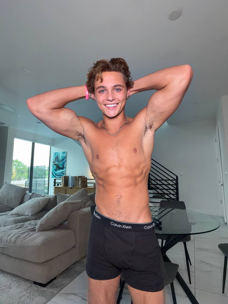 GymBoyJack's tweet photo. Don’t pretend you didn’t zoom in 👀 RT if you’re guilty. https://t.co/zPvIf0cl0o
