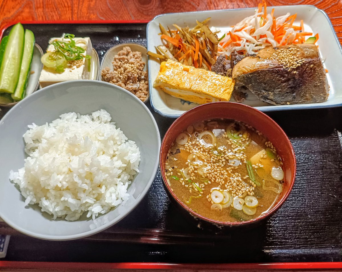 niwa9's tweet photo. 今日は鰤の照り焼きをいただく。 https://t.co/nng7CHMCTk