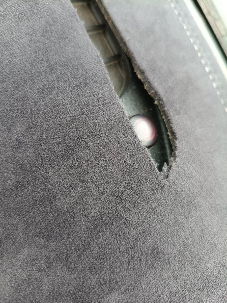 akrspl_evo7's tweet photo. ダッシュボードマットを車に取り付け
運転席前にオートライトセンサーがあって、そのままでは隠れてしまうんでその部分だけハサミでカット
きっちり前まで隠れないものの、まぁこんなものなのかなってことで https://t.co/sbnjDMGCkX