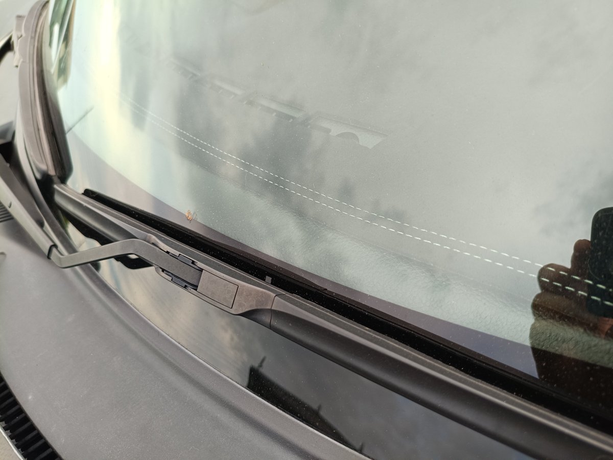 akrspl_evo7's tweet photo. ダッシュボードマットを車に取り付け
運転席前にオートライトセンサーがあって、そのままでは隠れてしまうんでその部分だけハサミでカット
きっちり前まで隠れないものの、まぁこんなものなのかなってことで https://t.co/sbnjDMGCkX