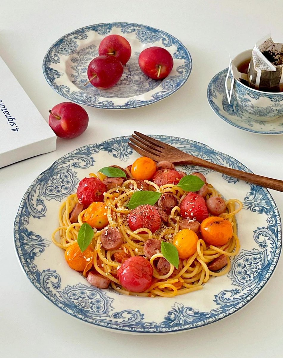 braun_florian's tweet photo. [Quick weeknight win: homemade tomato basil pasta – fresh, tangy, and ready in 20 mins!  Perfect for busy days]， https://t.co/CHhsBx01tP