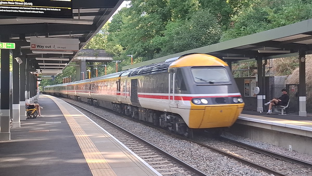RbxTrains's tweet photo. A quick dash over to Moseley Village to capture this absolute beast on a special railtour
@railadventureen 43025/43089 seen screaming through working 1Z51 from Manchester Victoria to Paignton
#railwayphotography
#intercity125
#MEGATRACTION https://t.co/y2eWPidJsB