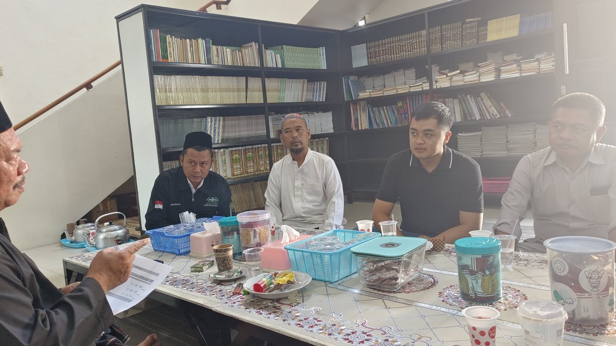 mk_haramain's tweet photo. #majeliskhirrijilharamain 
KOORDINATOR PUSAT |

اجتماعٌ المركزي مع مؤسسة شيخنا إسماعيل الزين، لمناقشة مشروع بناء مركز تعليم القرآن الكريم (TPQ)، بالإضافة إلى عددٍ من الأمور الأخرى المتعلقة بـ معهد شيخنا إسماعيل الزين في سُكات
 نوغوساري، باندان، باسوروان. https://t.co/Es4t2If8HV