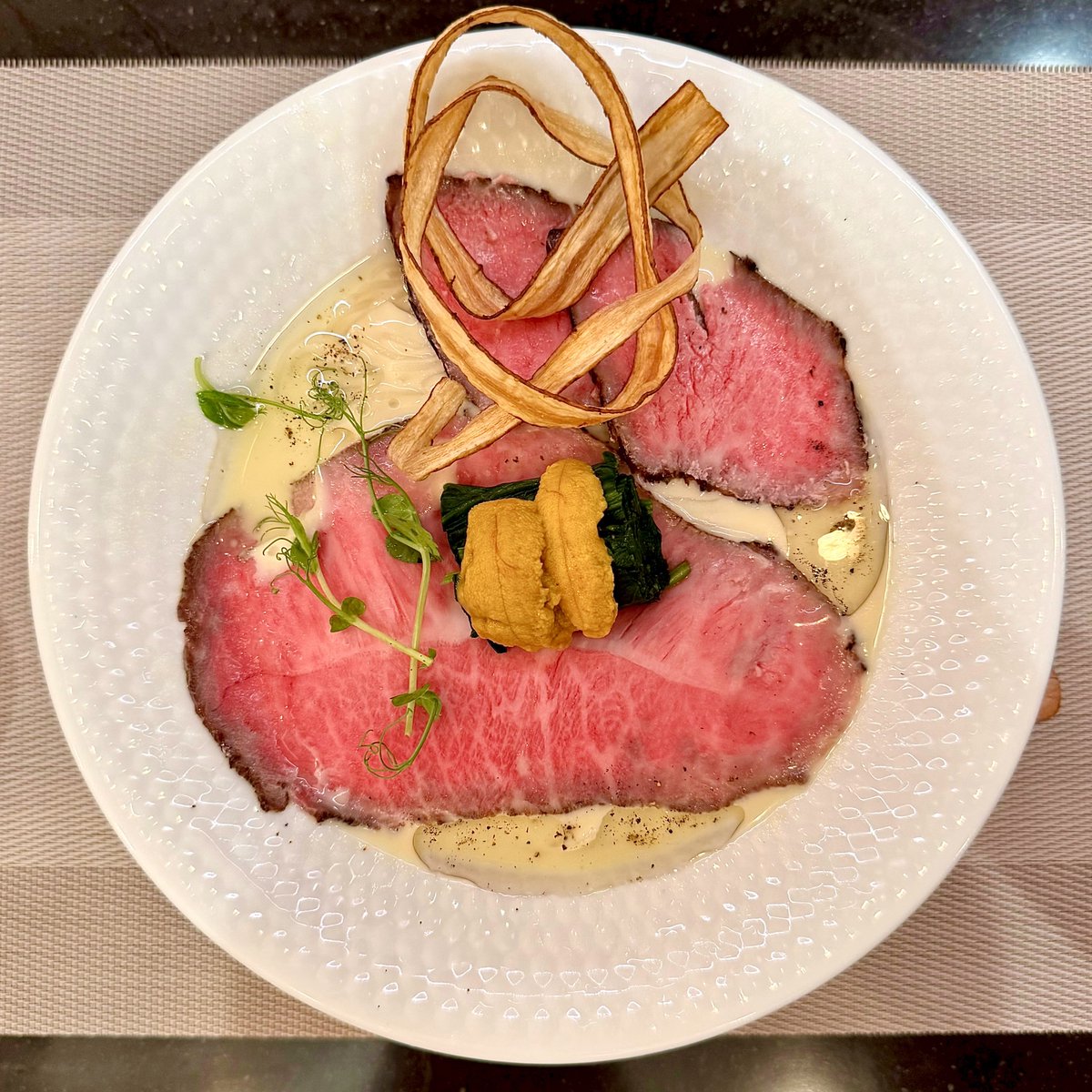 harapecooh29's tweet photo. MENSHO @護国寺
【期間限定】雲丹と和牛の冷たいトウモロコシのらぁ麺¥時価

冷製コーンスープは白トリュフオイルが使われていてエレガントでなめらかな美味しさ！麺はつるりとぷりっとコシのある食感。和牛と雲丹の組み合わせが贅沢極上で食べてて幸せ！超美味です！ご馳走様でした！ https://t.co/vUU3zs5lBI