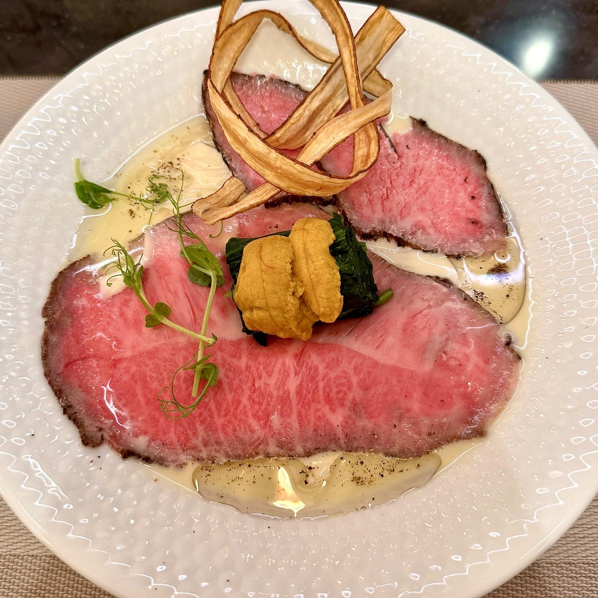 harapecooh29's tweet photo. MENSHO @護国寺
【期間限定】雲丹と和牛の冷たいトウモロコシのらぁ麺¥時価

冷製コーンスープは白トリュフオイルが使われていてエレガントでなめらかな美味しさ！麺はつるりとぷりっとコシのある食感。和牛と雲丹の組み合わせが贅沢極上で食べてて幸せ！超美味です！ご馳走様でした！ https://t.co/vUU3zs5lBI