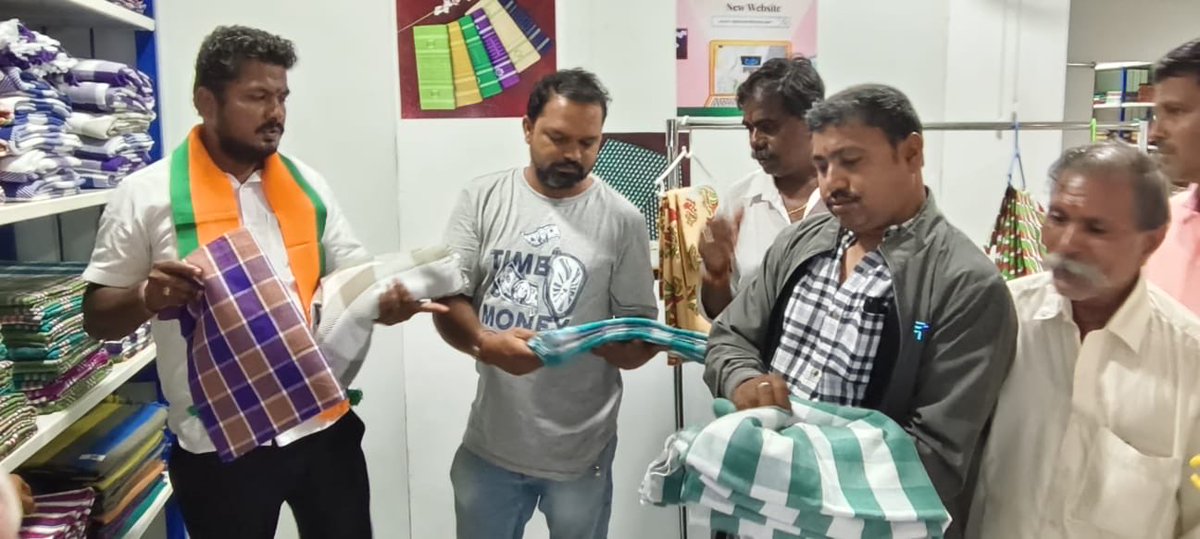 NLaleppa's tweet photo. జాతీయ చేనేత దినోత్సవం సందర్భంగా ATPApco సమీపంలోని చేనేత వస్త్రాలవిక్రయ కేంద్రాన్ని సందర్శించి, చేనేత వస్త్రాలను కొనుగోలు చేశాను. మన చేనేత కళాకారులను ప్రోత్సహించడంమన సంప్రదాయంచేనేతకుఅండగానిలవడంమనందరి బాధ్యత. 🧵🇮🇳.
#జాతీయచేనేతదినోత్సవం #చేనేత #HandloomDay #VocalForLocal @BJP4India https://t.co/y24GNqPzlb