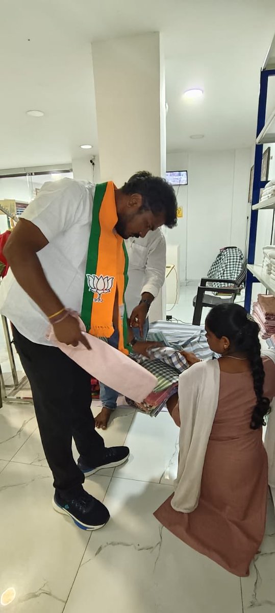 NLaleppa's tweet photo. జాతీయ చేనేత దినోత్సవం సందర్భంగా ATPApco సమీపంలోని చేనేత వస్త్రాలవిక్రయ కేంద్రాన్ని సందర్శించి, చేనేత వస్త్రాలను కొనుగోలు చేశాను. మన చేనేత కళాకారులను ప్రోత్సహించడంమన సంప్రదాయంచేనేతకుఅండగానిలవడంమనందరి బాధ్యత. 🧵🇮🇳.
#జాతీయచేనేతదినోత్సవం #చేనేత #HandloomDay #VocalForLocal @BJP4India https://t.co/y24GNqPzlb