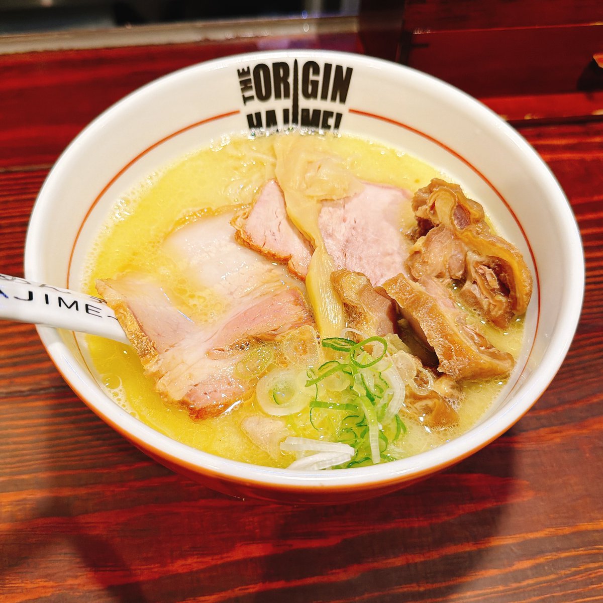100perjuice's tweet photo. らあめん 元 〜HAJIME〜
鶏白湯ラーメン
ローストポークご飯

2026年149杯目🍜
前回の塩ラーメンで完全に胃袋を掴まれてしまい再訪
夜なら鶏白湯があるってことでさっそく！
スープもチャーシューも麺も全部うんまい！！チャーシューが2種あるのも嬉しい
ごはんはそのままでもめちゃくちゃうまいやつ！ https://t.co/p8cdKiDG8q