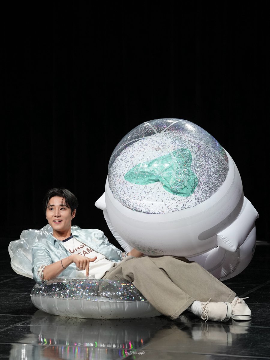 sojuliasoh0907's tweet photo. [4K] 260808 Young K really said these are coming on vacation with me ✈️🏖️

#DAY6 #데이식스 #YOUNGK #영케이 https://t.co/6Vltw0p1NP