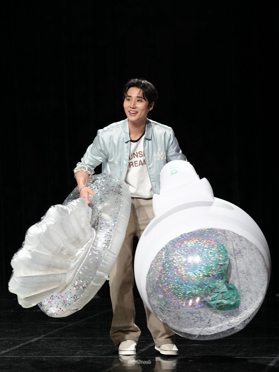 sojuliasoh0907's tweet photo. [4K] 260808 Young K really said these are coming on vacation with me ✈️🏖️

#DAY6 #데이식스 #YOUNGK #영케이 https://t.co/6Vltw0p1NP