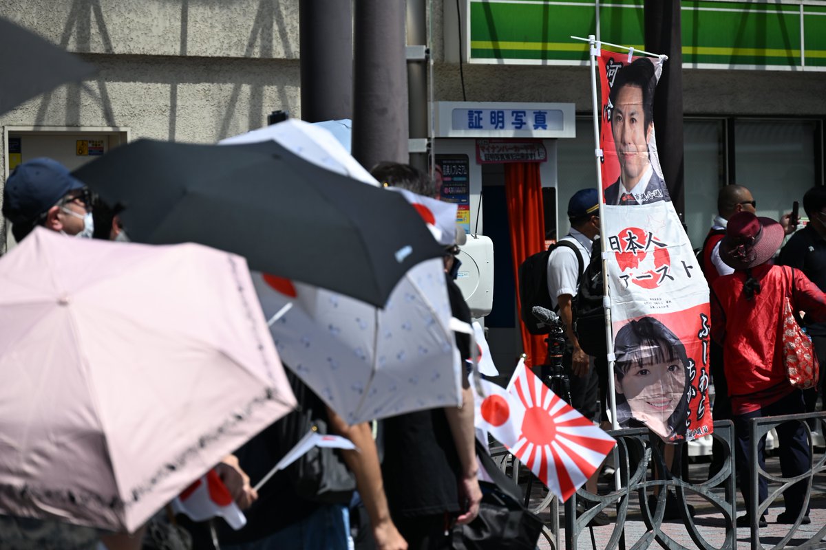kurodoraneko15's tweet photo. 埼玉県知事選への出馬を表明した河合ゆうすけが西川口駅前で街宣。外国人差別を煽る芸風で支持を得ることに味を占めたジョーカー議員は「俺を見ろ！」みたいな意味不明なことを叫んでいましたが、差別に抗議する方々が大挙して訪れ、きっちり演説をかき消しました。相変わらずプラカードが秀逸でした。 https://t.co/YhIZFyjmi6