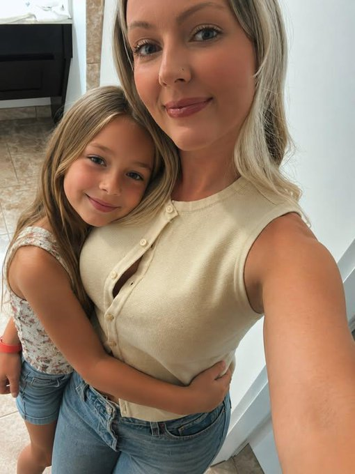 Valenyolivia's tweet photo. Madre soltera... pero demasiado mayor (1971) 💔 https://t.co/jX21FImAC9