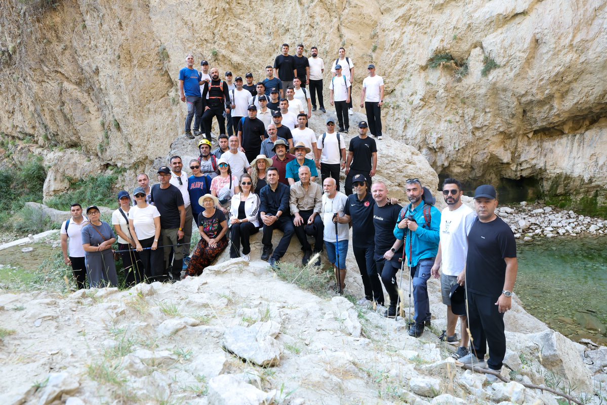 TunceliValiligi's tweet photo. ❣️MAMEKİFEST’TE RABAT’IN EŞSİZ DOĞASINDA UNUTULMAZ BİR YOLCULUK‼️

🚩 Mamekifest’in doğa ve macera dolu etkinliklerinden Trekking, Rabat’ın eşsiz güzellikleri arasında doğaseverleri buluşturdu.

🚩 Yeşilin her tonuna, doğanın huzuruna ve Tunceli’nin büyüleyici manzaralarına eşlik eden adımlar; Rabat’ın eşsiz coğrafyasında keyifli ve unutulmaz bir yürüyüşe dönüştü. 

🚩 Doğayla buluşan her adımda Tunceli’nin güzelliğini yeniden keşfettik; Mamekifest’in coşkusunu bu kez doğanın kalbinde yaşadık. 

💕 #CanCanaTunceli 💕

@sefikaygol
@TCKulturTurizm