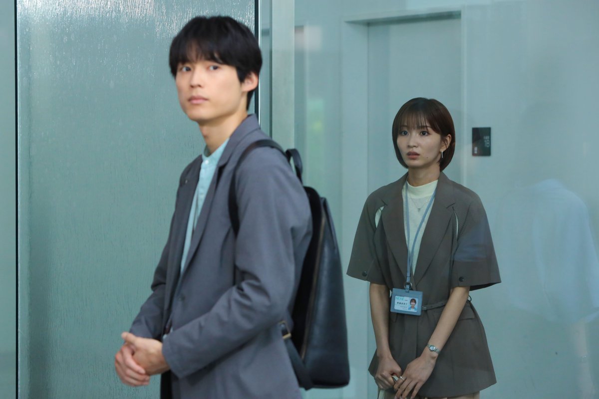 kokuhaku_ntv's tweet photo. 麻里子（岡崎紗絵）が
爽太（松村北斗）を待ち伏せ？

あと1時間…
#土ドラ告白 今夜𝟗時放送 https://t.co/qr6q9BDsVY