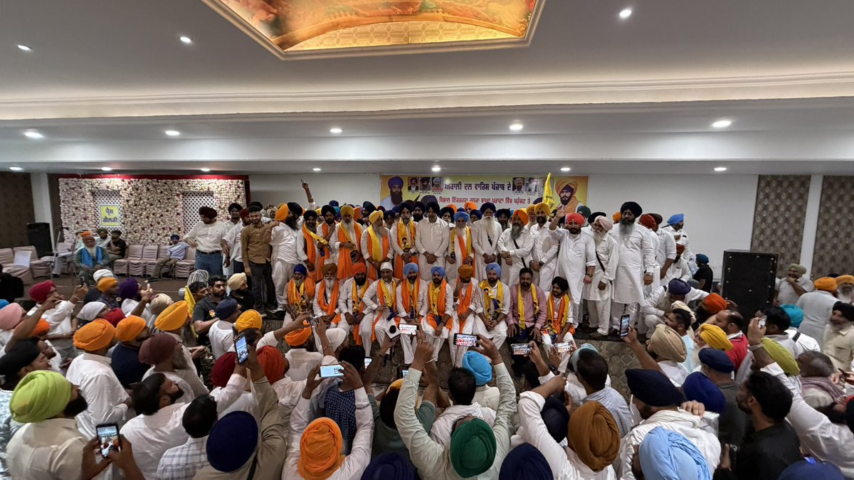 TarsemSofficial's tweet photo. ਅਕਾਲੀ ਦਲ ‘ਵਾਰਿਸ ਪੰਜਾਬ ਦੇ’ ਦੇ ਹੱਕ ਵਿੱਚ ਸੰਗਤਾਂ ਦਾ ਠਾਠਾਂ ਮਾਰਦਾ ਇਕੱਠ..📍ਹਲਕਾ ਬਾਘਾ ਪੁਰਾਣਾ  (ਜ਼ਿਲ੍ਹਾ ਮੋਗਾ) 
.
#akalidalwarispunjab #youthadwpd #bhaiamritpalsinghji #mpamritpalsingh #cmamritpalsingh https://t.co/5Ek9XmV4yQ