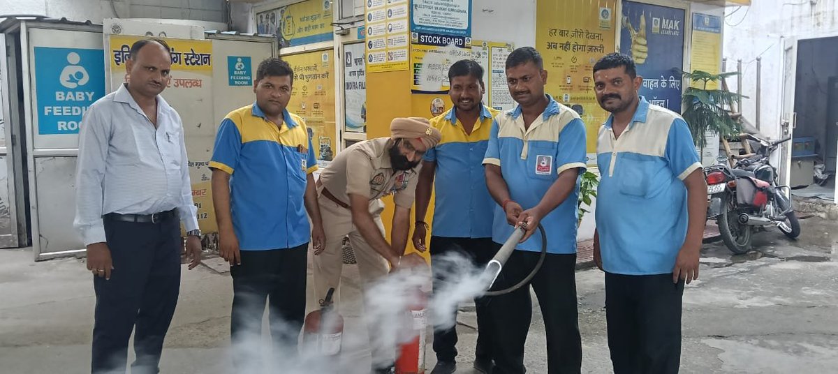 rampurfire's tweet photo. श्रीमान ADG महोदय UPF&amp;ES के आदेशानुसार श्रीमान सीएफओ महोदय के निर्देशन में जनपद रामपुर में संचालित होटल, रेस्टोरेंटों, पेट्रोल पम्प,औद्योगिक इकाईयो आदि में प्रचार प्रसार व मॉक ड्रिल करते हुए अग्निशमन यंत्रों को चलाने हेतु प्रशिक्षण प्रदान किया गया। https://t.co/q4EYO8grVi