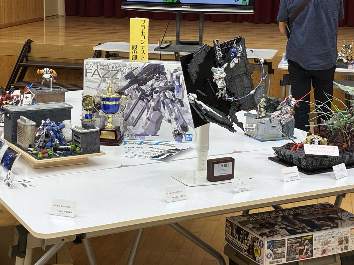 Tem_Pla_info's tweet photo. 本日は秋田県三種市で開催中の「みたねガンプラ同好会さんのプラモコンテスト＆展示会」を見学しました。個性豊かな作品にびっくりでした！ご厚意により #テンプラ004 のポスターを掲示させていただきました。 展示会は8/11(火)まで開催しています。この機会に是非足をお運びください！
@shi6ma1da5 https://t.co/kONg0wVbLx