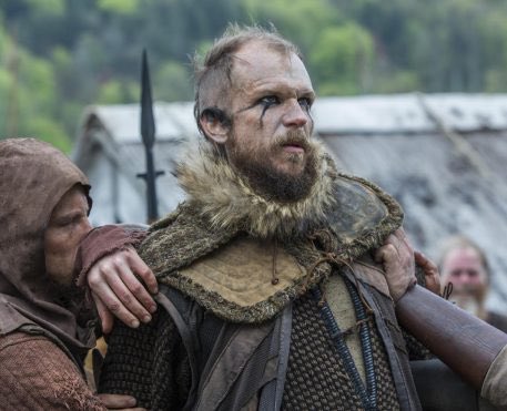 soupalestina's tweet photo. 🇸🇪🇵🇸💥🇮🇱 O ator sueco Gustaf Skarsgård, mais conhecido por interpretar Floki na série Vikings, manifestou publicamente o seu apoio aos palestinianos, afirmando que não teme nenhuma reação negativa que a sua posição possa gerar.

Ele explicou que a sua hesitação inicial não se devia ao medo de críticas, mas sim ao sentimento de que o seu gesto, que consistia em usar uma camiseta, era pequeno em comparação com aqueles que arriscam as suas vidas para desafiar o bloqueio de Gaza ou para relatar a situação no local.

🗣️ "Eu apoio esta campanha com todo o meu coração", disse Skarsgård. 

🗣️ "Liberdade para a Palestina. Acabe com a ocupação e os assentamentos ilegais. Ninguém é verdadeiramente livre até que a Palestina seja livre!”