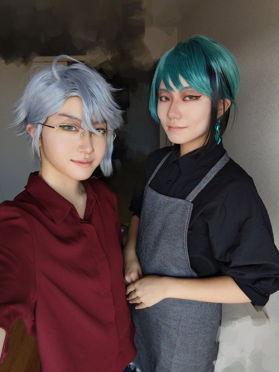 kurususus's tweet photo. やけに太陽光で盛れている🐙と🐬（朝ごはんのキノコ料理作ってたのでエプロン）です

🐬: @yoake_cos https://t.co/Xp1aQXBZvl