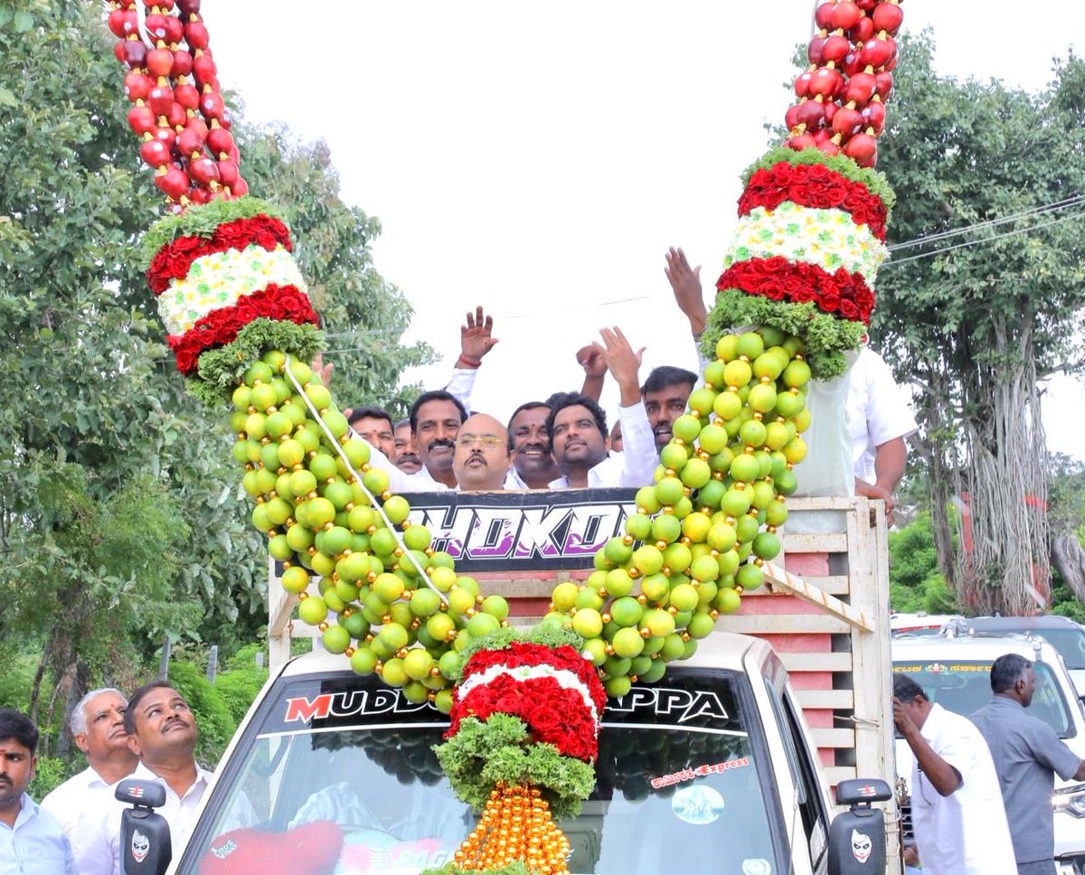 Dr_Yathindra_S's tweet photo. ಮೈಸೂರು ಜಿಲ್ಲೆಯ ಹೆಗ್ಗಡದೇವನಕೋಟೆಗೆ ಭೇಟಿ ನೀಡಿದ ಸಂದರ್ಭದಲ್ಲಿ ಪಕ್ಷದ ಮುಖಂಡರು ಆತ್ಮೀಯವಾಗಿ ಸ್ವಾಗತಿಸಿ ತೋರಿದ ಪ್ರೀತಿ-ಅಭಿಮಾನಕ್ಕೆ ಧನ್ಯವಾದಗಳು.
ಈ ಸಂದರ್ಭದಲ್ಲಿ ಕ್ಷೇತ್ರದ ಶಾಸಕರಾದ ಶ್ರೀ ಅನಿಲ್ ಚಿಕ್ಕಮಾದು ಹಾಗೂ ಹಲವು ಮುಖಂಡರು ಜೊತೆಯಲ್ಲಿದ್ದರು.
#hdkote https://t.co/6EaaL0vH8I