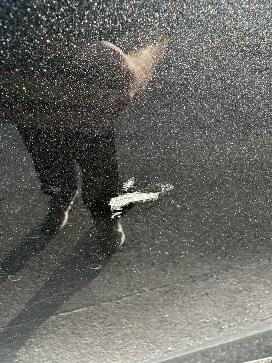 FCRDEEA's tweet photo. 当て逃げされた多分ドアパンだと思う😭しかも職場の駐車場で！誰か申し出てくれるかと思ったけど、それもなし。職場で探してくれるかと思ったけど、自己解決してくださいって言われたから探してたけど、結局職場での犯人探しは辞めてくださいって感じで強制終了。

#レクサス　#当て逃げ　#ドアパン https://t.co/RNtt2Mp2V9