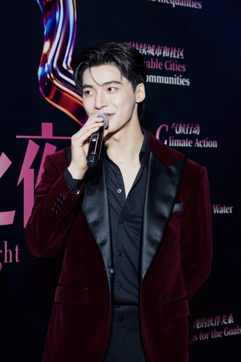 PondPOfficial's tweet photo. พิธีกรพรมแดงวันนี้หล่อมั้ยน้าาา 😎

#WeiboCulturalCommunicationNight
#WEIBOGALA2026
#pondponlawit https://t.co/kyQFqFv3X5