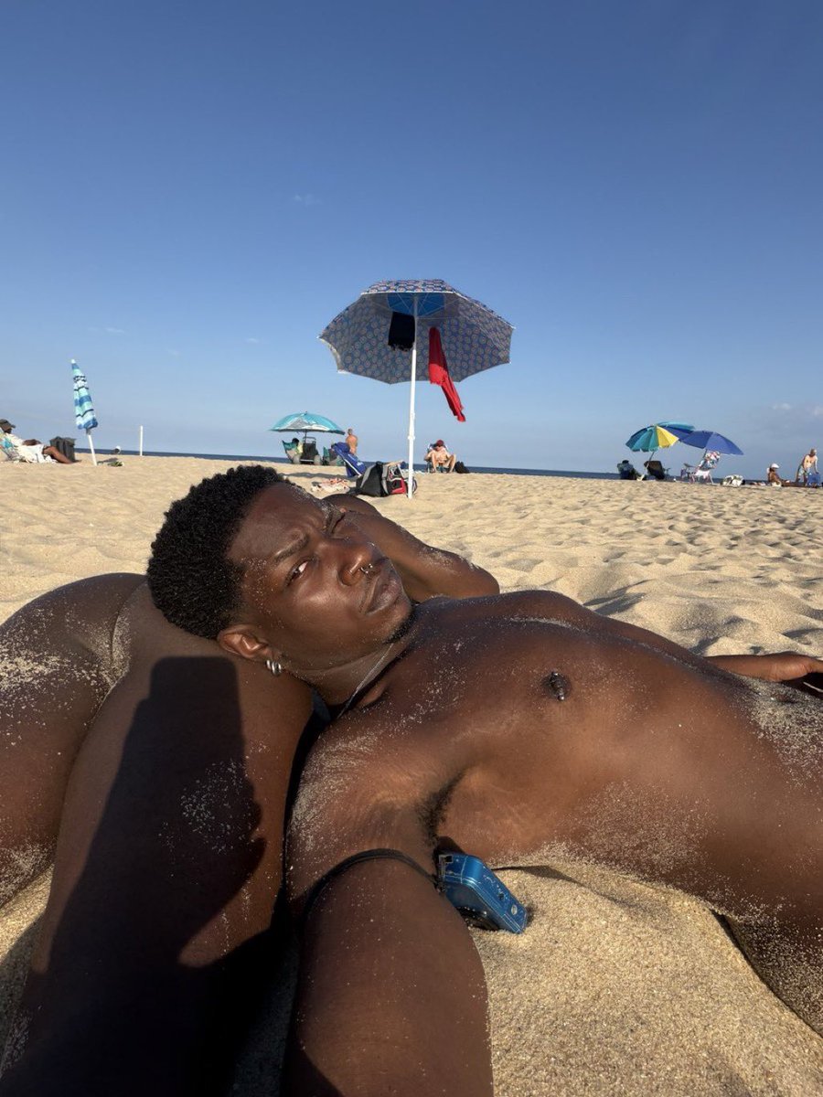 BandsomeTooRaw's tweet photo. Vacation Mood 2027 🏝️ https://t.co/BjPQeBsMS3