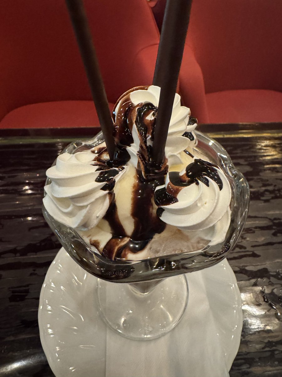 AkioTsuna's tweet photo. 有楽町の東京交通会館にある
『ローヤル』さんのチョコレートパフェ

チョコレートア��スが乗っているのではなく、
バニラアイスに純正生クリーム、
たっぷりのチョコレートソースに
ポッキーが3本。

最後までシンプルな
チョコレートパフェ

#ローヤル
#チョコレートパフェ https://t.co/BS2da6ENh9