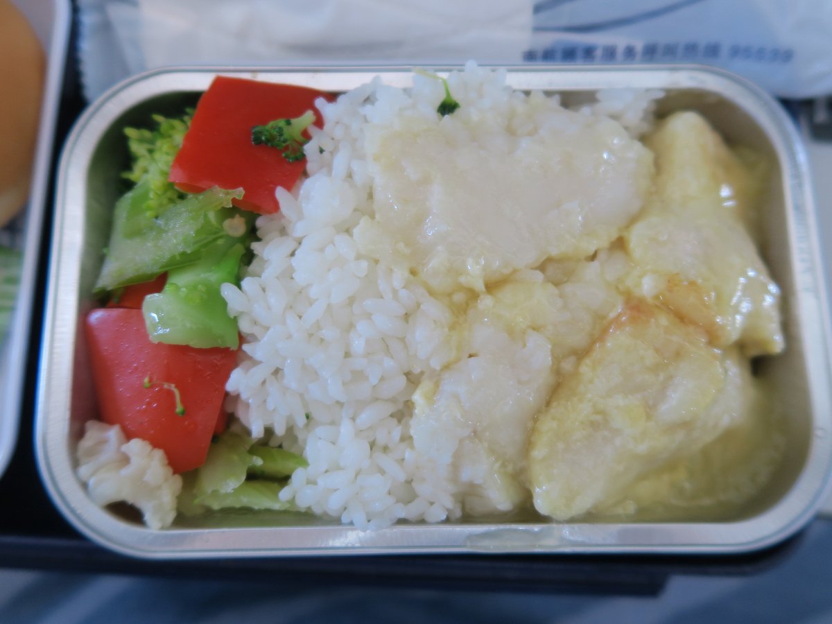 activa763's tweet photo. 2019年4月、中国南方航空 CZ385 広州→羽田 エコノミークラスの昼食です

メインは白身魚のフリッターです、そばが付くのが日本線の特徴です

＃中国南方航空 ＃南航 #CZ ＃機内食 #Inflight https://t.co/NEB0uaNeOK