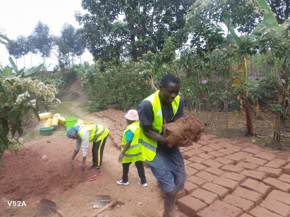 cyuveyouth's tweet photo. Kuwa 08/08/2026 youths volunteers b’umurenge wa #cyuve twabyukiye mukagari ka #cyanya umudugudu wa #Rebero aho twakomeje igikorwa cyo kubumba amatafari abandi basasa amabuye munzu turikubakira umuturage witwa #NYIRABATURANYI Odette. @gahundemaurice @YouthMusanze @MusanzeDistrict https://t.co/TbfD9siUGy