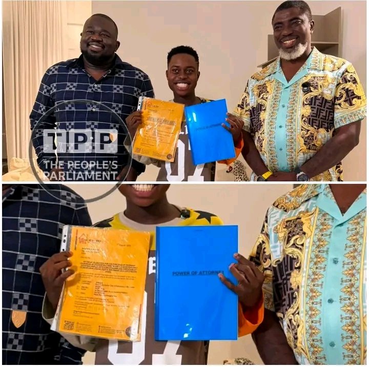 SaintOris002's tweet photo. 🚨🚨 Breaking news: peller 400million house 🏠 

I need you to pay Attention to this.
Take a look at the photo below And you will see where Mr Ochacho gave Peller the Documents to the Building of 400M he pr0mised Peller.

Now, zoom the photo and see the name of the Document, you will see POWER OF ATTORNEY 

That Power of Attorney is the reason for our discussion today.

You see that Power of Attorney Peller is holding ehn.
Under Nigerian law, Peller did not get legal ownership of any building as promised by Mr Ochacho.

Power of Attorney is just a document that gives authority to Peller to act on behalf of Mr Ochacho concerning the said Building or Property and Mr Ochacho can withdraw such power at any time he wish without Peller's consent or Approval.
And if Mr Ochacho kpai today, the document becomes invalid immediately (revoked)

That document doesn't transfer ownership of Land under Nigeria law.

I am creating this awareness so you don't see this their template as a bechmark for what is legal for Property transfer in Nigeria. 

Peller and Mr Ochacho are probably creating content with the whole thing before somebody will say what is Atanda saying.
Rich man dey talk
Atanda sef dey talk
🤣🤣🤣🤣

No worry 
Your eyes go soon clear, you go know say Rich men no dey joke with their lawyers advice before them do anything and you see the good j0b Mr Ochacho Lawyer did here to retain the property and not get carried away by social media emotions to give out his property just like that.
The law is not emotional 
I will give out my ebook that Guide you on Every legal thing you need to know before buying a Land in Nigeria to be safe.

Check comment section on how to get it today

Ignorance of the law is no excuse

Published by @saintoris002