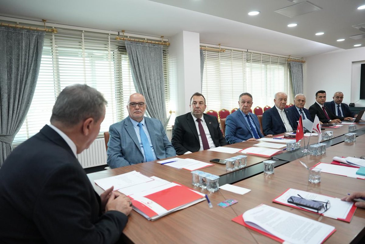 bbphabermerkezi's tweet photo. Partimizin Divan Toplantısı Genel Merkezimizde Gerçekleştirildi

Genel Başkanımız Sayın @Mustafa_Destici başkanlığında gerçekleştirilen Divan Toplantımızda, partimizin çalışmaları ve gündeme ilişkin konular değerlendirildi.

Toplantıda, milletimize daha güçlü ve etkin hizmet sunma hedefi doğrultusunda yürütülen çalışmalar ele alınırken, birlik ve istişare anlayışıyla önümüzdeki döneme ilişkin yol haritası da değerlendirildi.

Partimiz, ülkemiz ve milletimiz için çalışmalarını kararlılıkla sürdürmeye devam ediyor.
#MustafaDestici
#BüyükBirlikPartisi