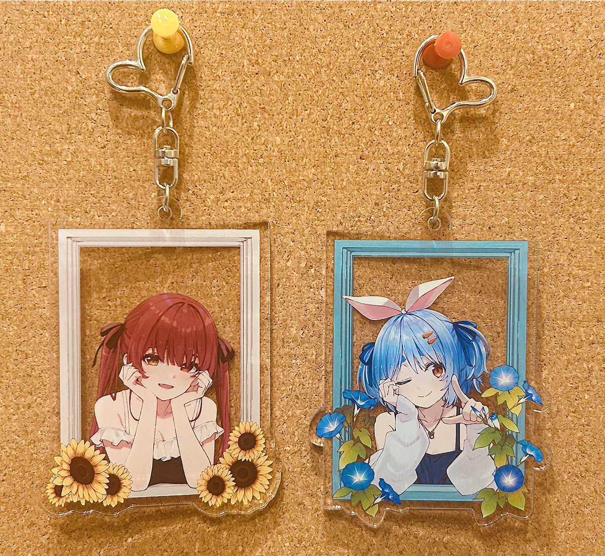 atasom's tweet photo. 夏コミ頒布予定のアクキーとアクスタのサンプルが届きました！！
アクキーは写真を撮る場所によって窓奥の景色が変わります！
ぜひお気に入りの背景で写真を撮ってみて欲しいです〜！ https://t.co/H63moeAqtC
