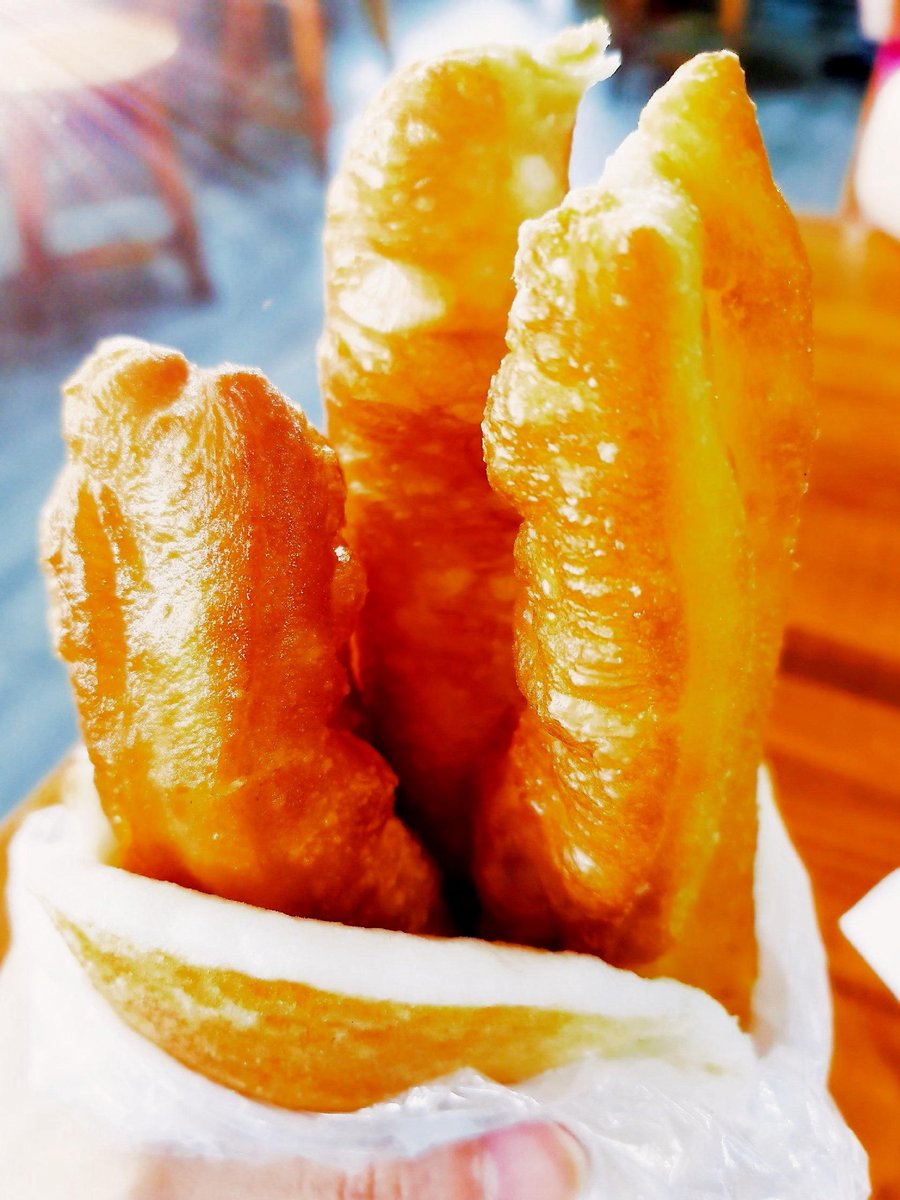 djones9847's tweet photo. Craving crispy Chinese fried dough sticks with hot soy milk at the street stall—perfect early morning bite! https://t.co/mK1keHNwoo