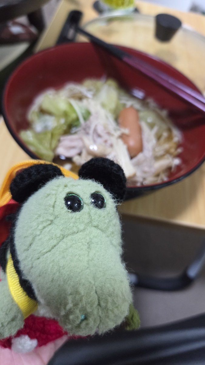 na__saaan's tweet photo. エアコンガンガンの部屋で食べる
きのこ多め鍋ぱーちー🍄 https://t.co/0AIESQYzkU