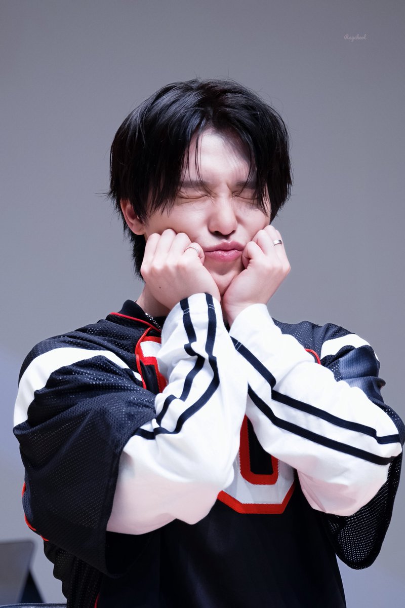 RosyDialing211's tweet photo. 260807 뮤직플랜트 팬사인

올해 유독 애교력이 미쳐버린 남자😋

#디노 #이찬 #DINO #李灿 
#SEVENTEEN #세븐틴 https://t.co/8tYXX6tjS8